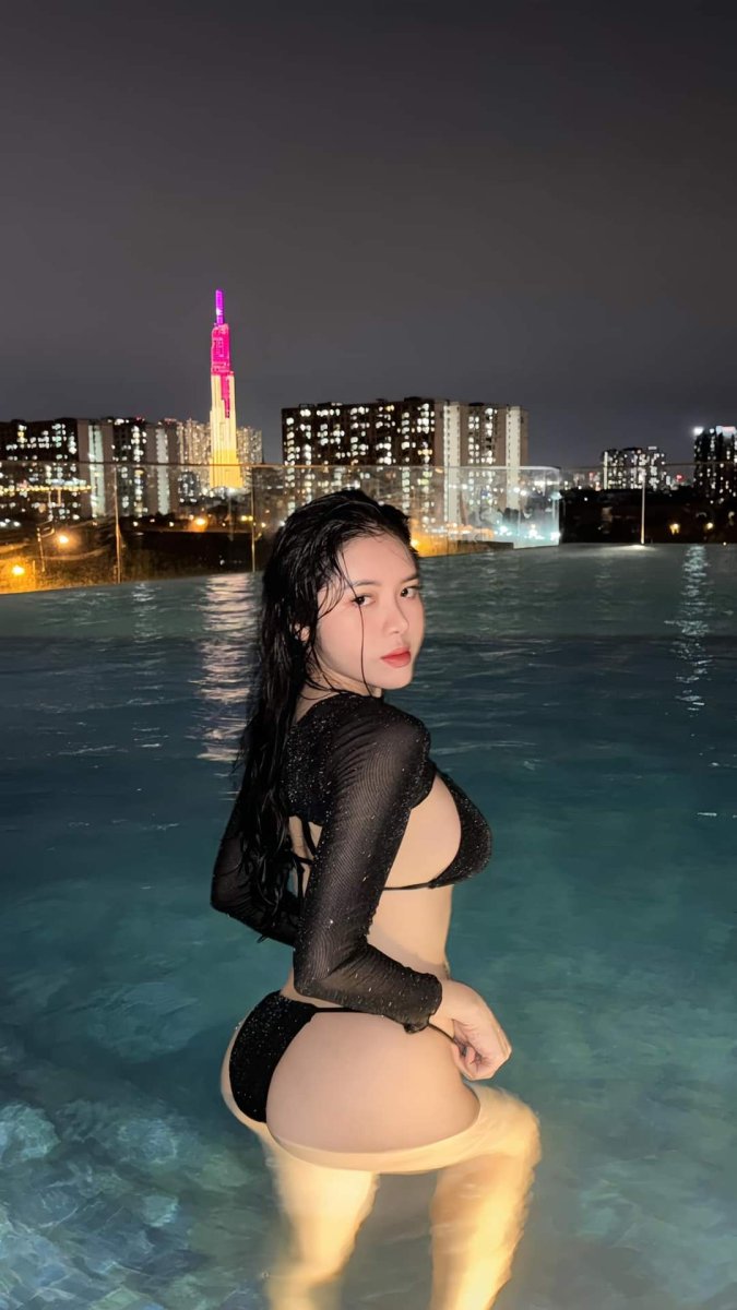 Hotgirl TVHK Phan Quế Chi mặc Bikini quyến rũ